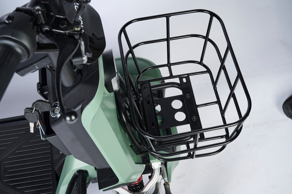 AINOHOT SAGA life 特定小型原付 前後にしっかりと荷物スペースを確保しているため、スーパーでのまとめ買いや日用品の持ち運びにも対応可能です。
