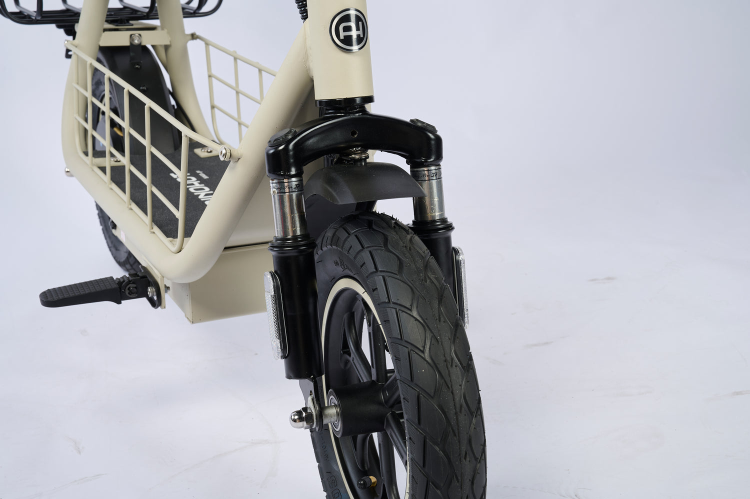 特定小型原付 SAGA go 段差にも強い、安定した乗り心地