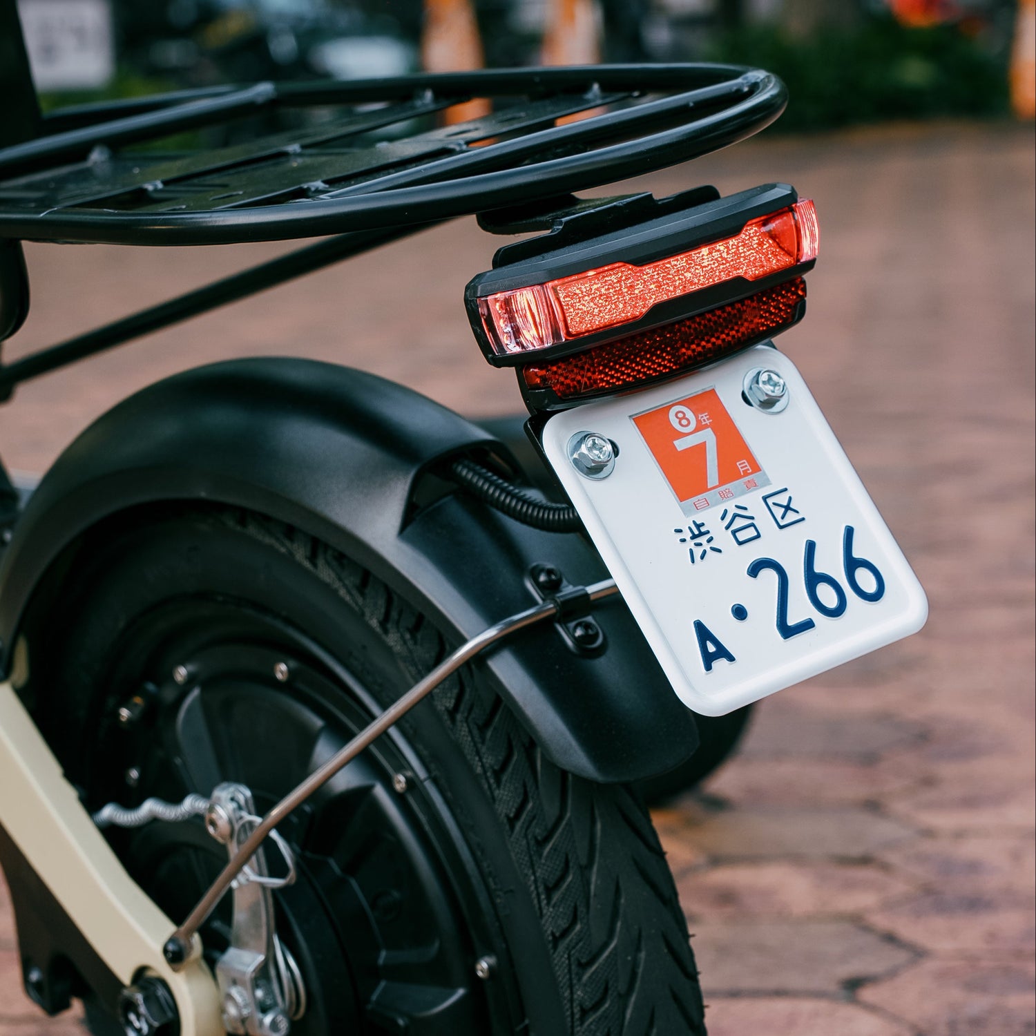 ナンバープレートを装着した公道走行可能な特定小型原付 SAGA mo の後方