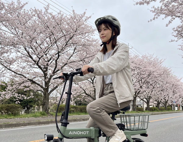 女性でも自転車感覚で運転できる特定小型原付 SAGA mo の走行シーン